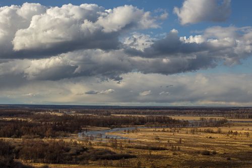 Плывут по небу облака