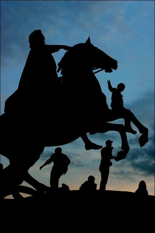 силуэт, памятник, питер, петербург, город, постамент, выпускник, школьник, праздник, выпускной, алые паруса, dyadyavasya, жанр Пётр и выпускникиphoto preview