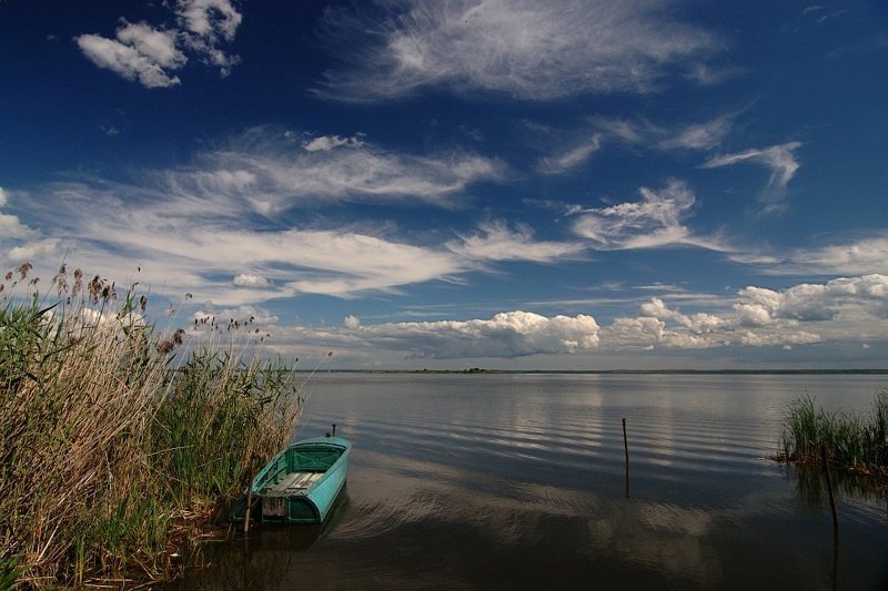 ростов великий, озеро неро, тишь да гладь, береговые заросли, лодка, рельефные облачка, полярик ***photo preview
