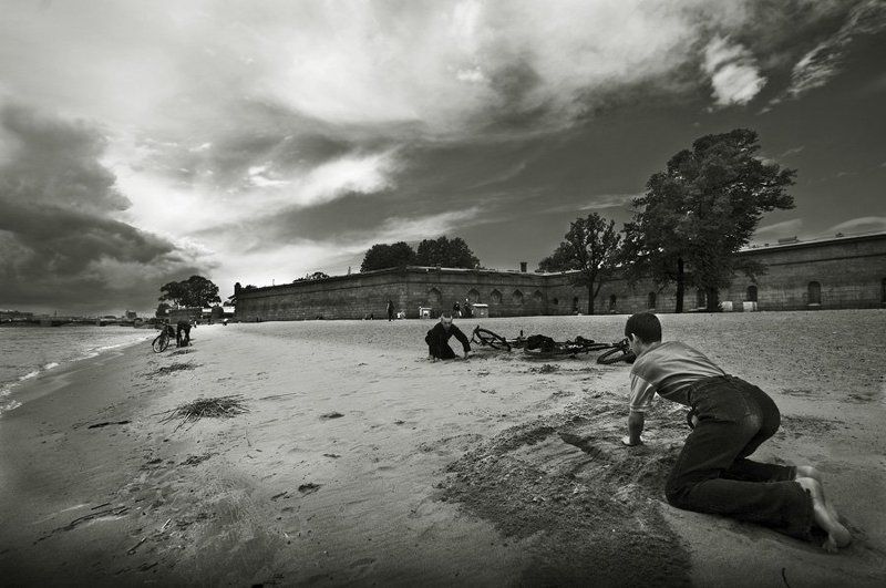 петропавловка,небо,грозовой фронт,пляж,вода,дети,велосипед,песок,жизнь Играphoto preview