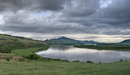 Пасмурный вечер на реке Селенга