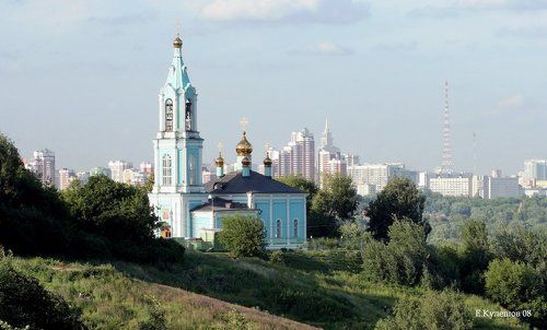 На окраине большого города...