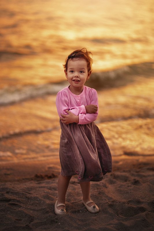 девочка вечер море лето закат ветер милая на побережье.photo preview