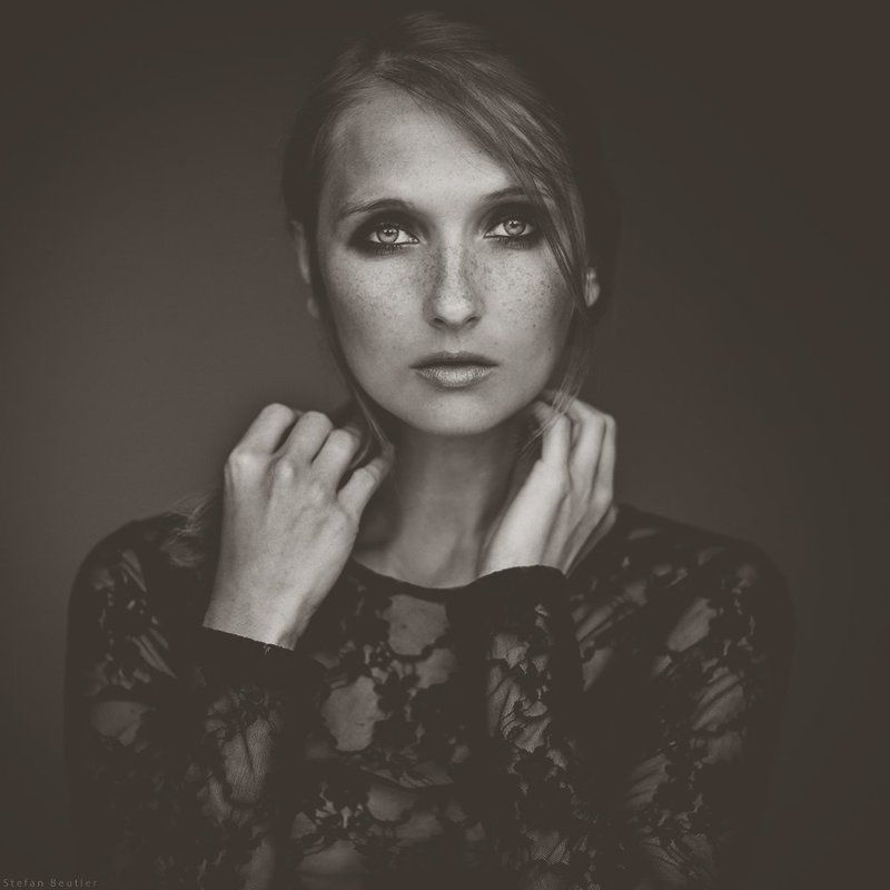 portrait, emotion, woman, frau, daylight, sw, bw, monochrome on the wayphoto preview