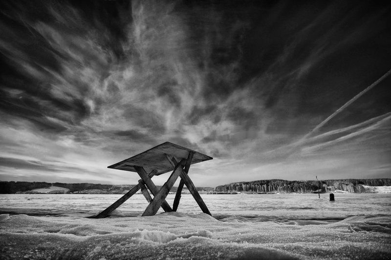 Про стол, который вышел на берег, потому что не хотел встречать Новый Год в одиночествеphoto preview