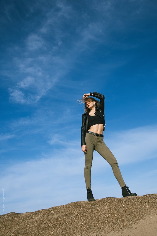 портрет,девушка,пески, небо ***photo preview