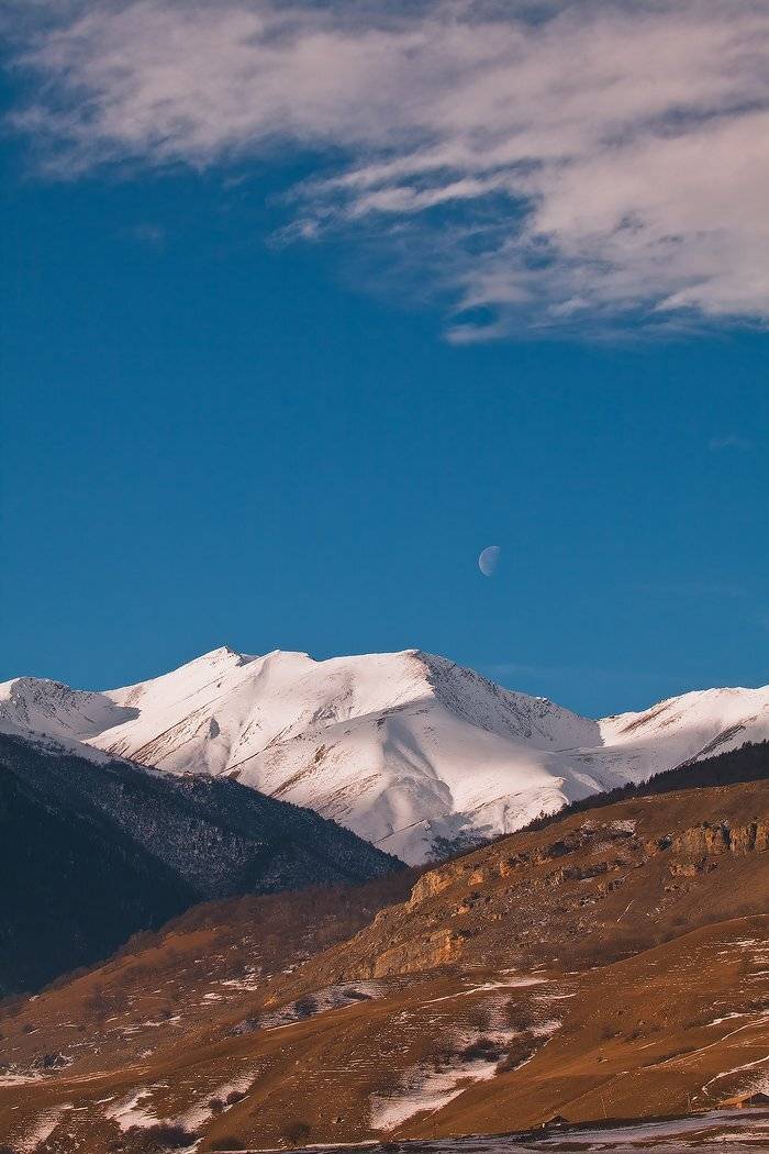Про белые горы. Автор: Николай Мысливцев кавказ, холмы, горы, луна, Николай Мысливцев