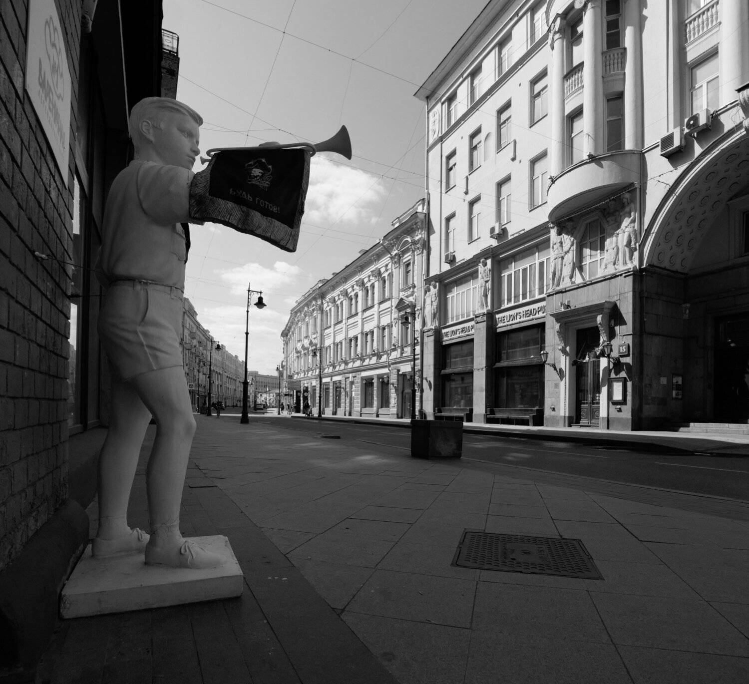 Никто не услышит. Автор: Дмитрий Ткаченко трубач, пустой город, пустые улицы, самоизоляция, карантин, день, Мясницкая, Москва, Дмитрий Ткаченко