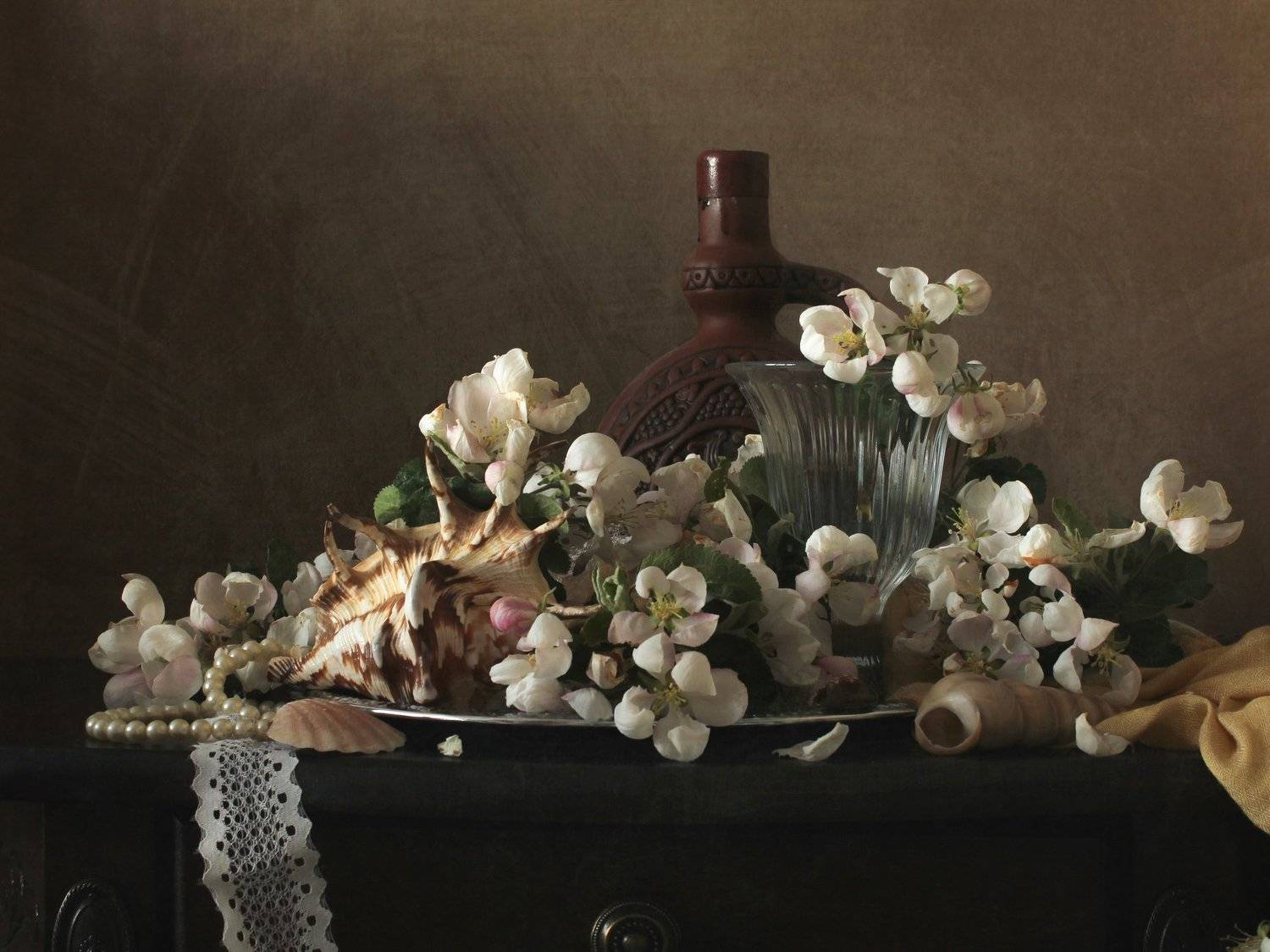 Натюрморт с веткой цветущей яблони. Автор: Ольга Савостина , Ольга Савостина