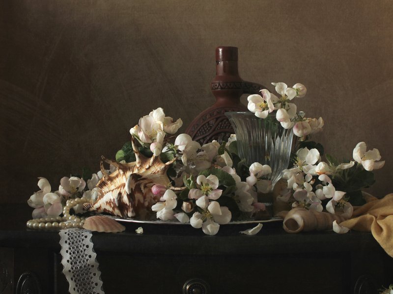 Натюрморт с веткой цветущей яблониphoto preview