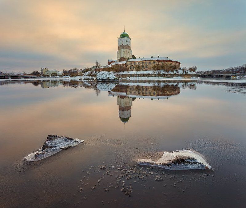 замок, башня и пара камней