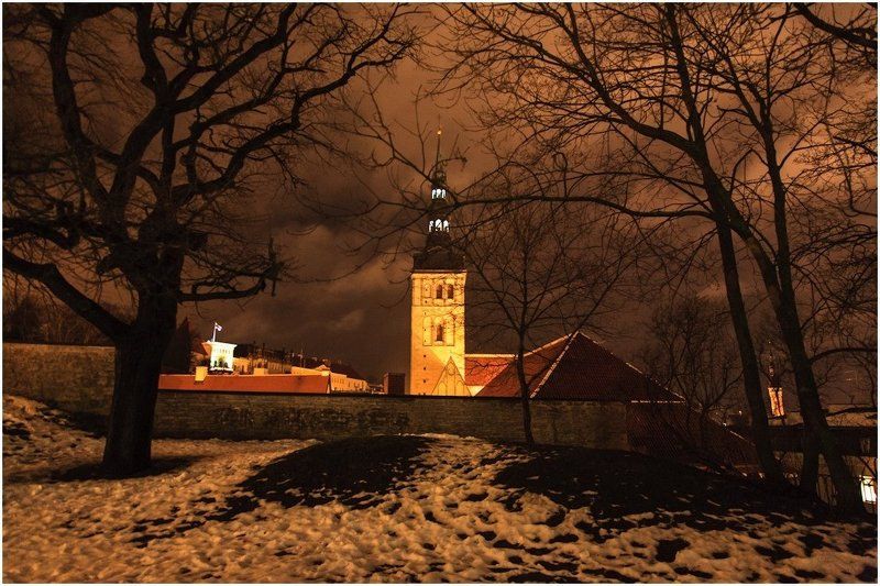 таллин, город, нигулисте в древесной рамкеphoto preview