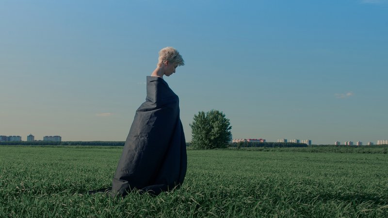 женский портрет ветер природа женщина и природа красота настроение  ветер в полеphoto preview