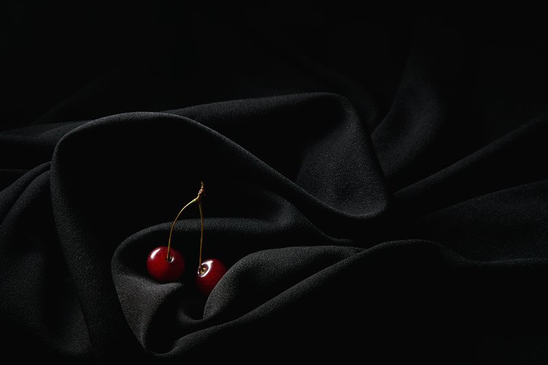 вишня на чёрномphoto preview