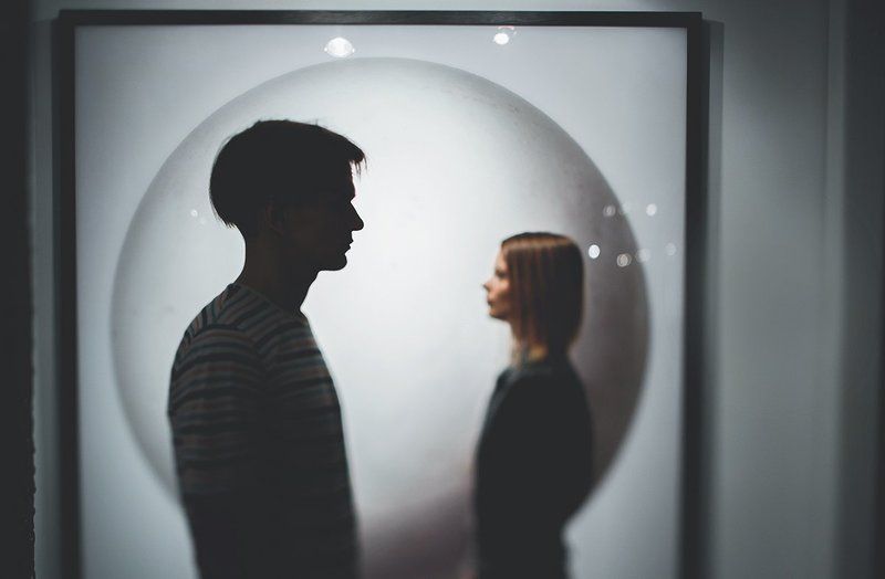 портрет, свет, тень, отражение, картина вне отраженийphoto preview