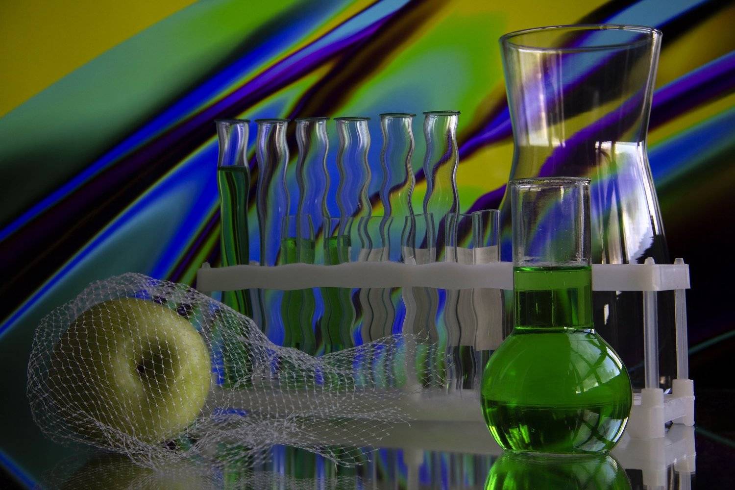 Яблоко . Автор: Виктория Гусар натюрморт, колбы, ваза, сетка, яблоко, зеленый, зеленый напиток, тархун, отражение , Виктория Гусар