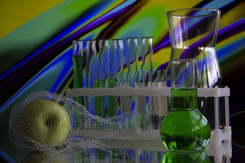 натюрморт, колбы, ваза, сетка, яблоко, зеленый, зеленый напиток, тархун, отражение  Яблоко photo preview